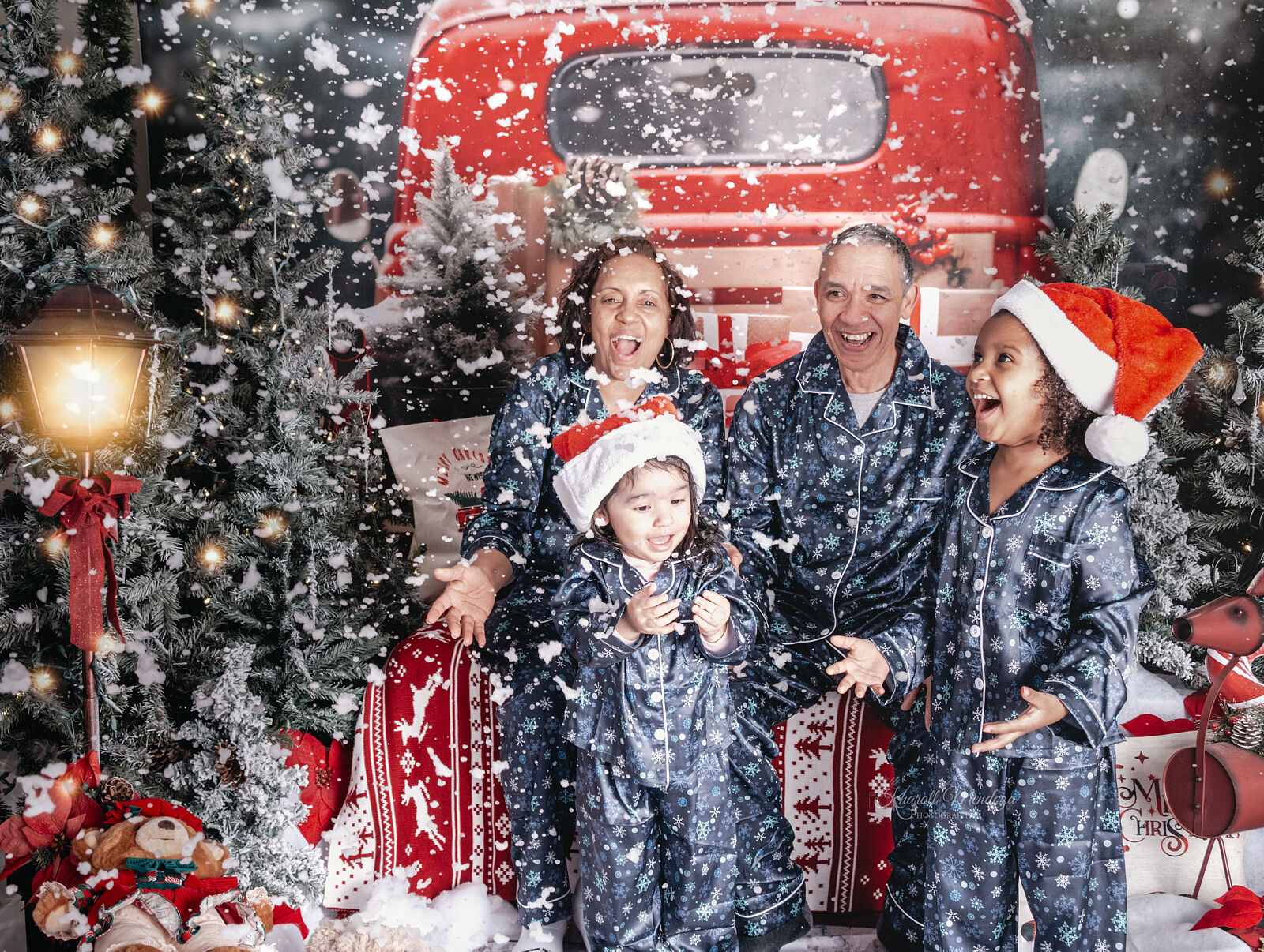 Christmas Mini Sessions in Central NJ by Kharoll Mendoza Photography – festive family portraits, holiday mini photo sessions, kids Christmas photography, professional holiday photos in Somerset, Edison, Bridgewater, and Princeton NJ.