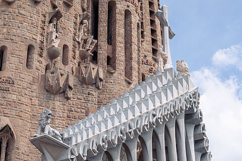 Golden Tour Guide Sagrada Familia