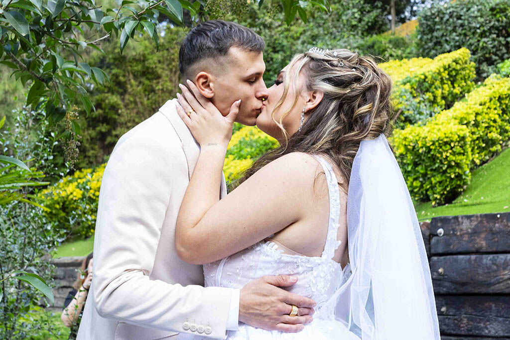 Novios besandose despues de la boda en sabadell Novios besandose despues de la boda en sabadell