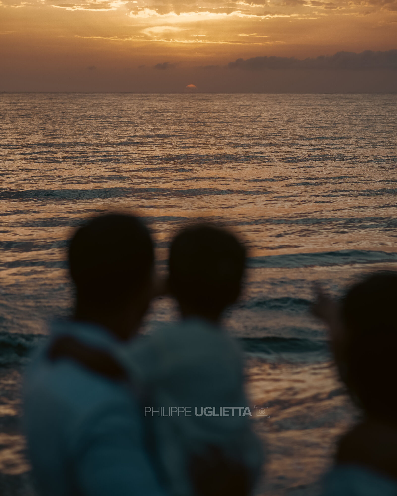 Sesion de fotos de una familia al amanecer en la playa