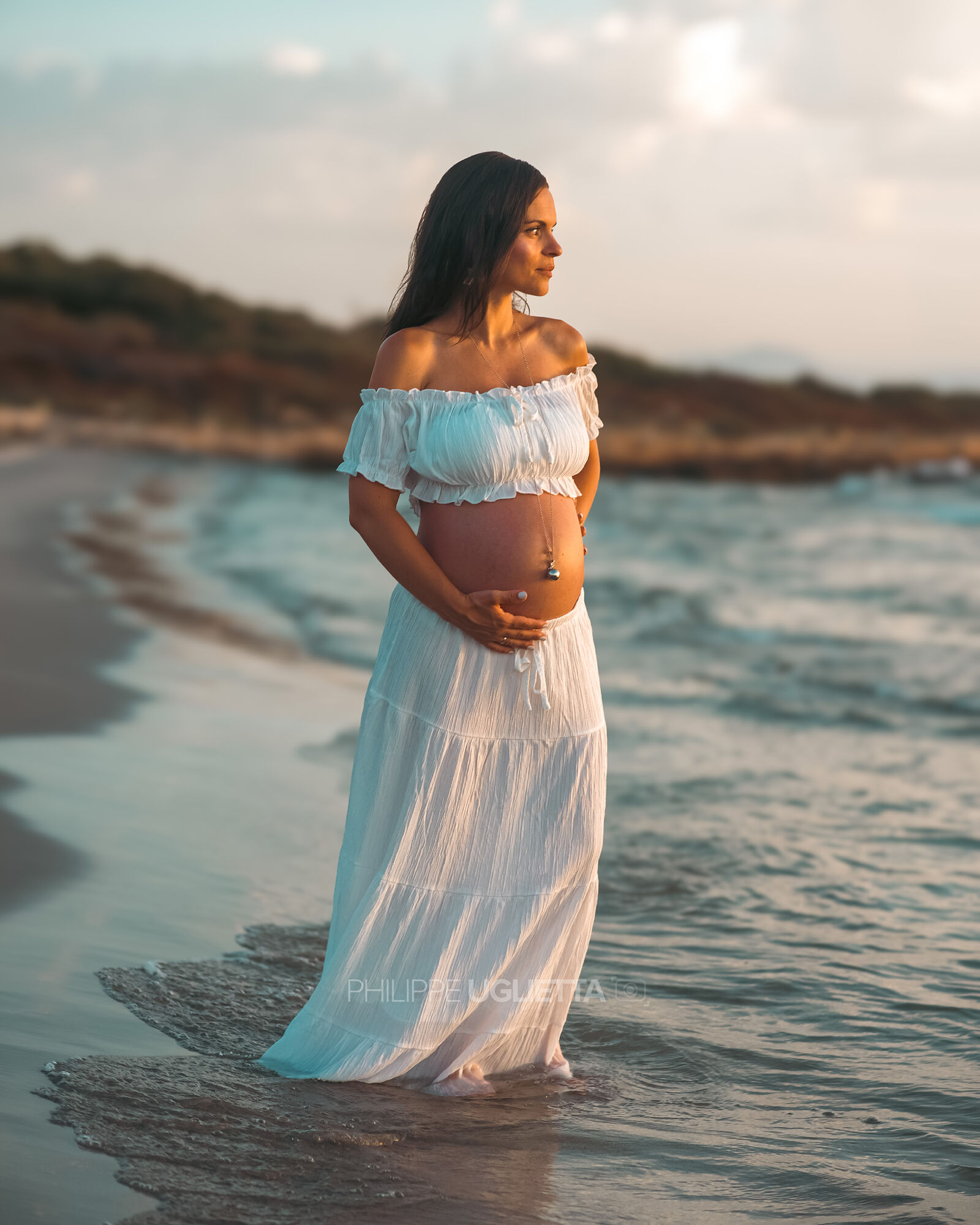 Sesion de fotos de embarazo al amanecer en la playa