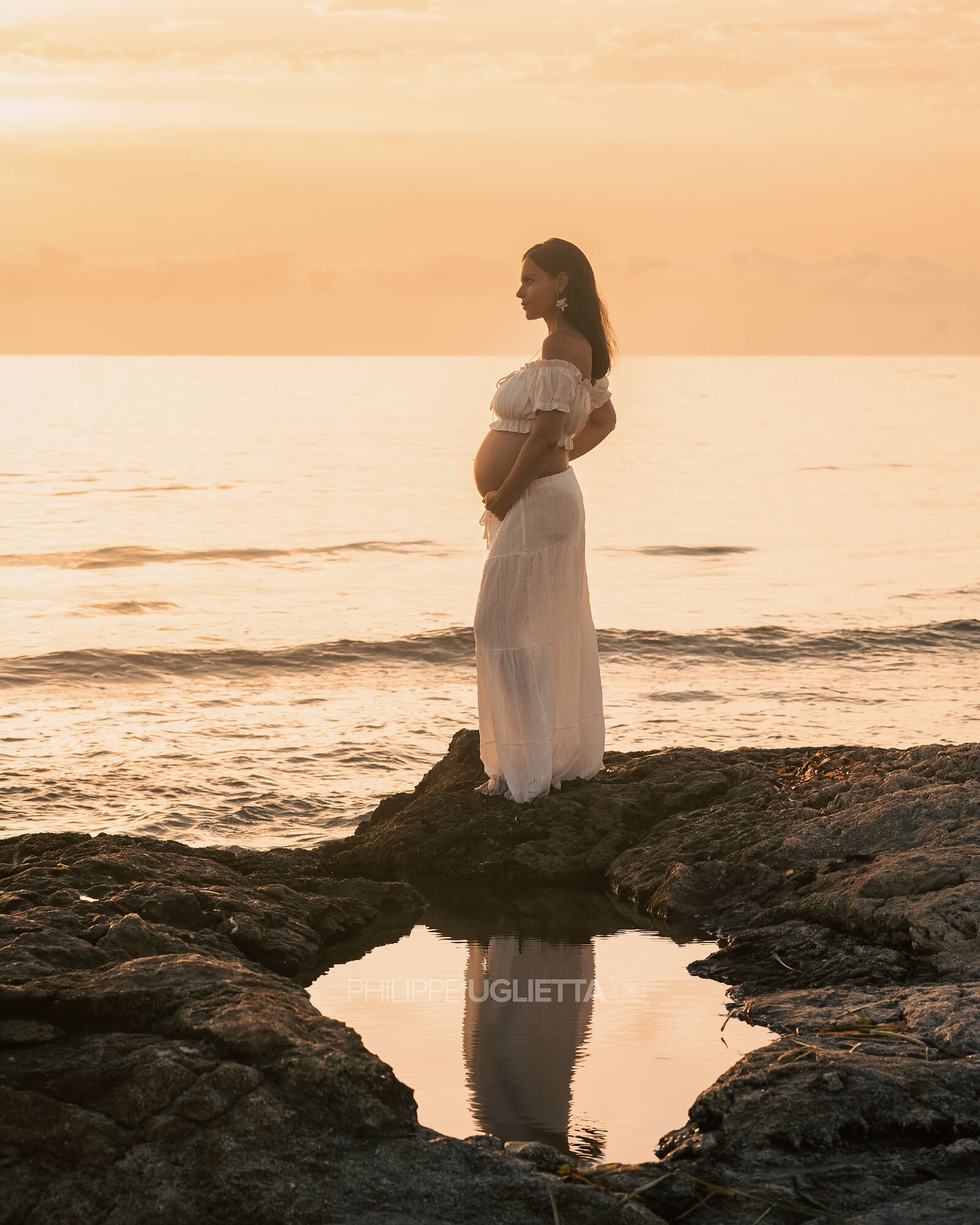 Sesion de fotos de embarazo en la playa al amanecer