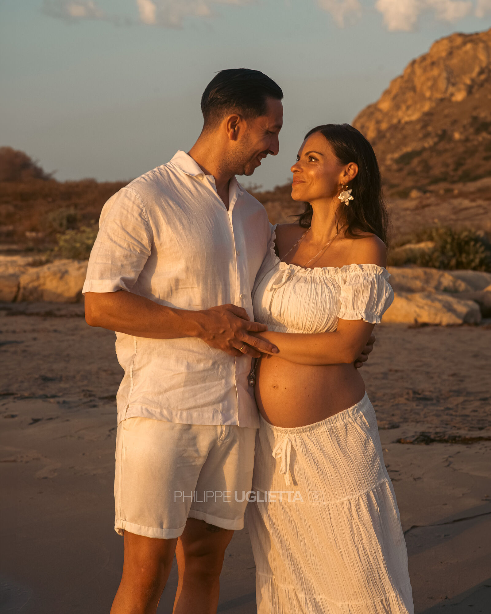 Sesion de fotos de una familia al amanecer en la playa
