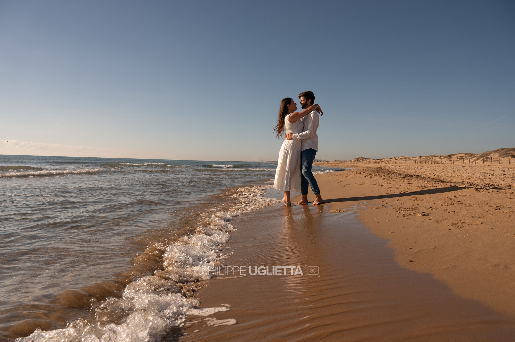 Pareja caminando por la playa durante una sesi&oacute;n de fotos en Santa Pola
