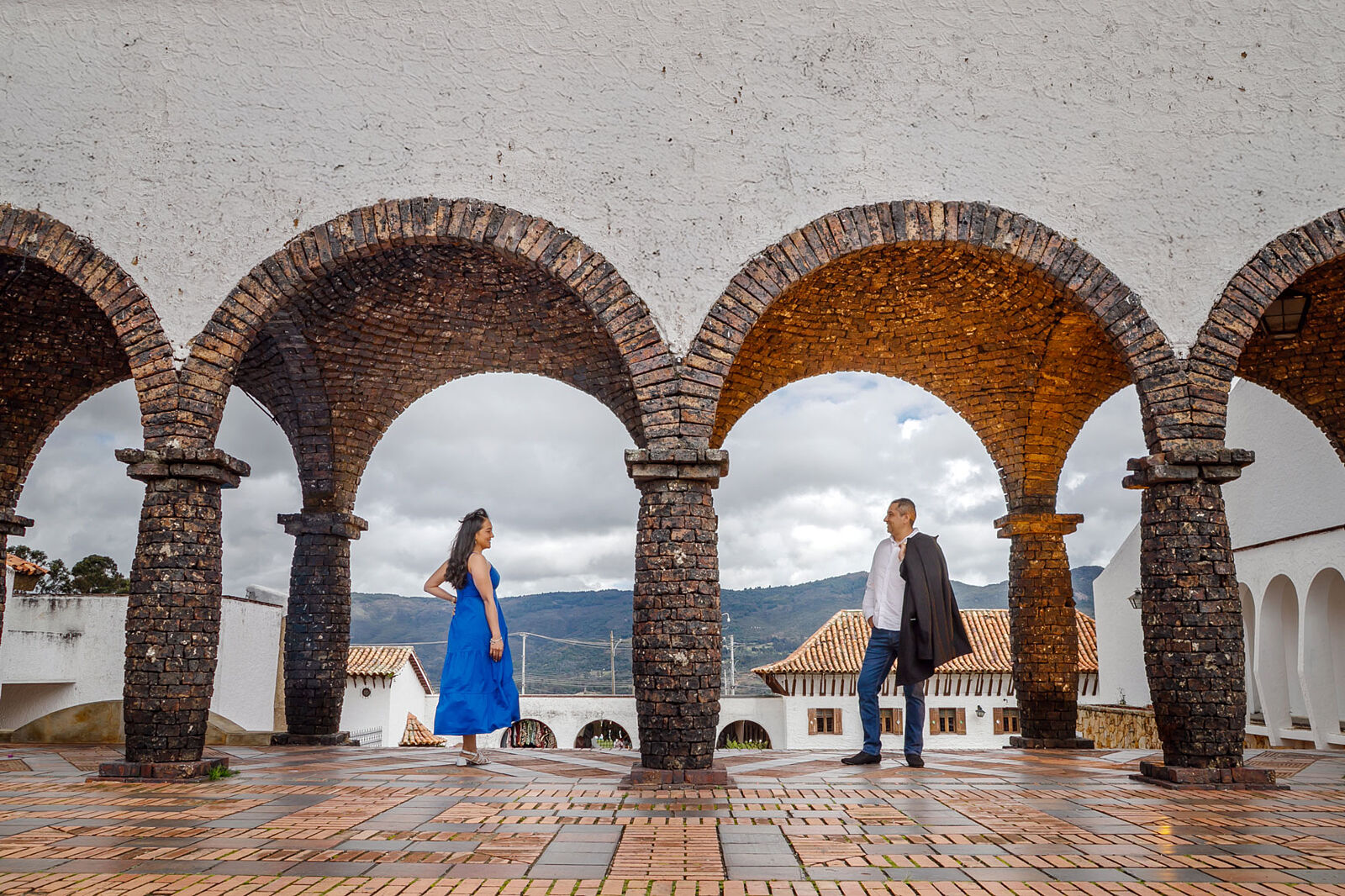 fotografía de novios con arquitectura en guatavita cundinamarca