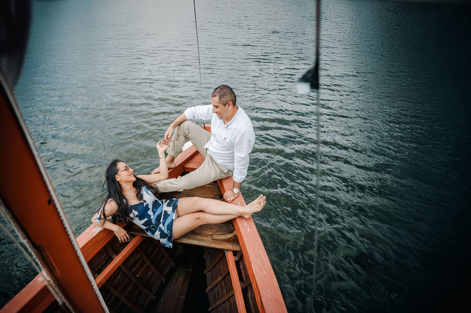 sesión fotográfica de novios sobre barco en el mar