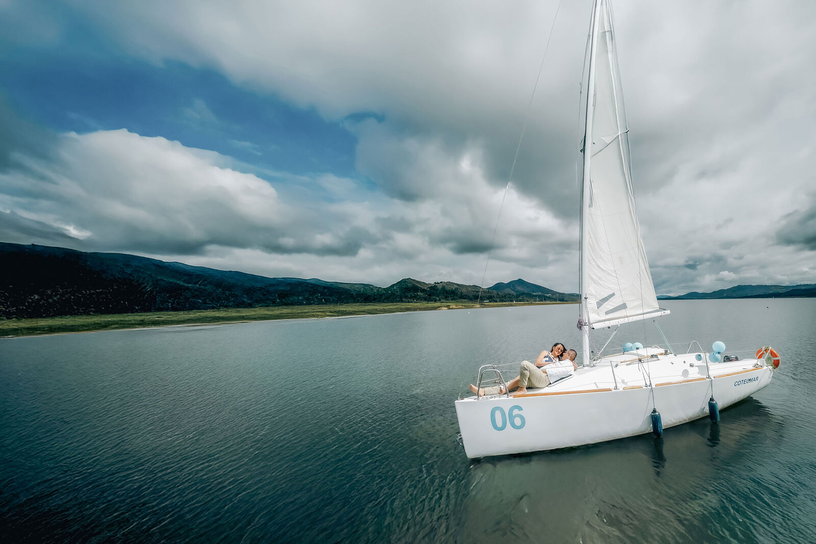 estudio de novios en laguna de tominé sobre velero