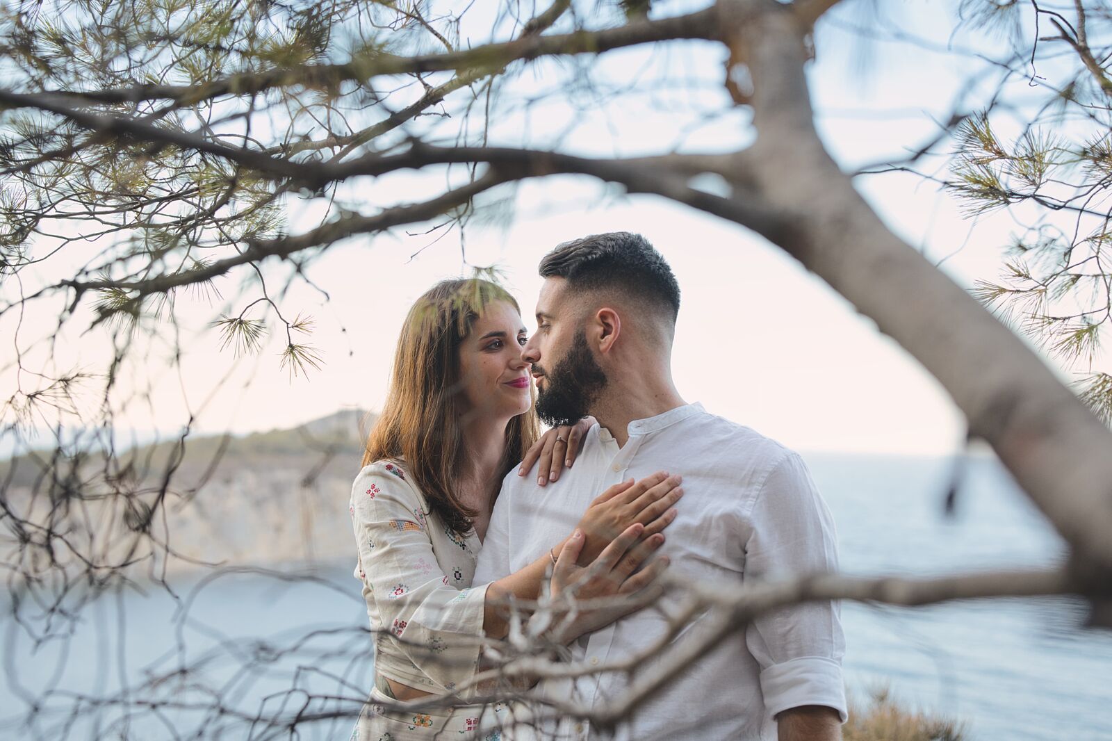 Pareja feliz en sesión de fotografía de preboda en Valencia. Fotógrafo Juan Reig Peiró especialista en bodas.