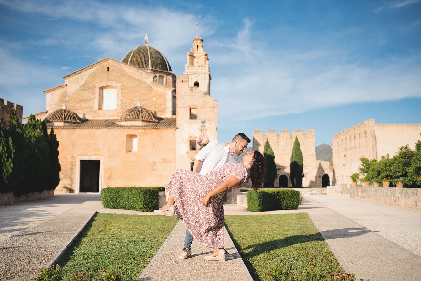 Pareja en sesión de fotografía de preboda en el Monasterio de Simat de la Valldigna. Reportaje de boda con encanto histórico por el fotógrafo Juan Reig Peiró.