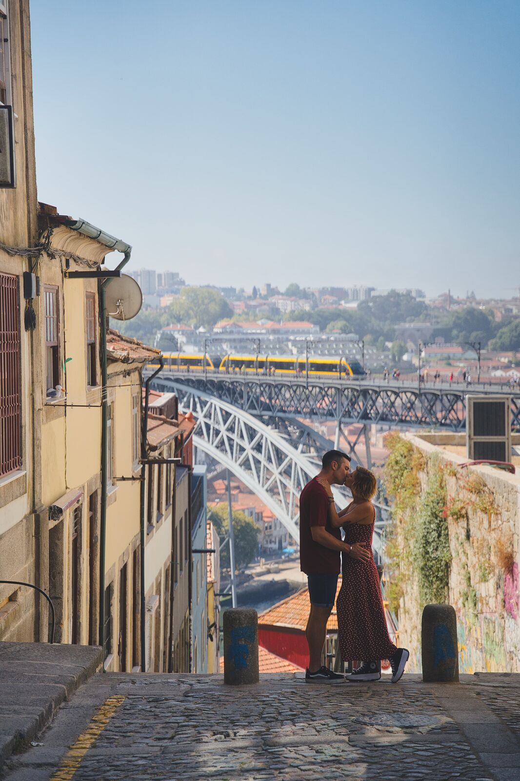 Imagen profesional de preboda mostrando la complicidad de la pareja en Oporto, Portugal.