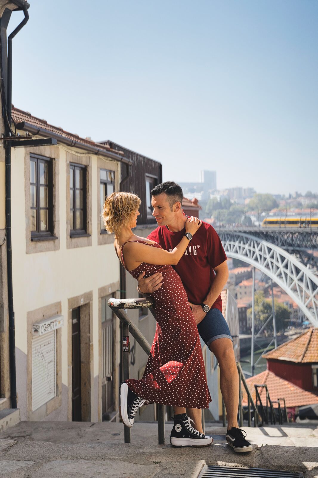 Pareja abrazada junto al río Duero en su sesión de preboda en Oporto.