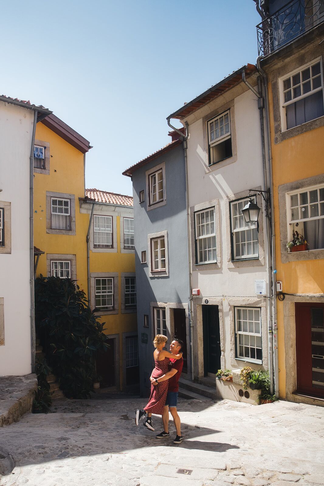 Fotografía espontánea de la pareja sonriendo y abrazada durante su preboda en Oporto.