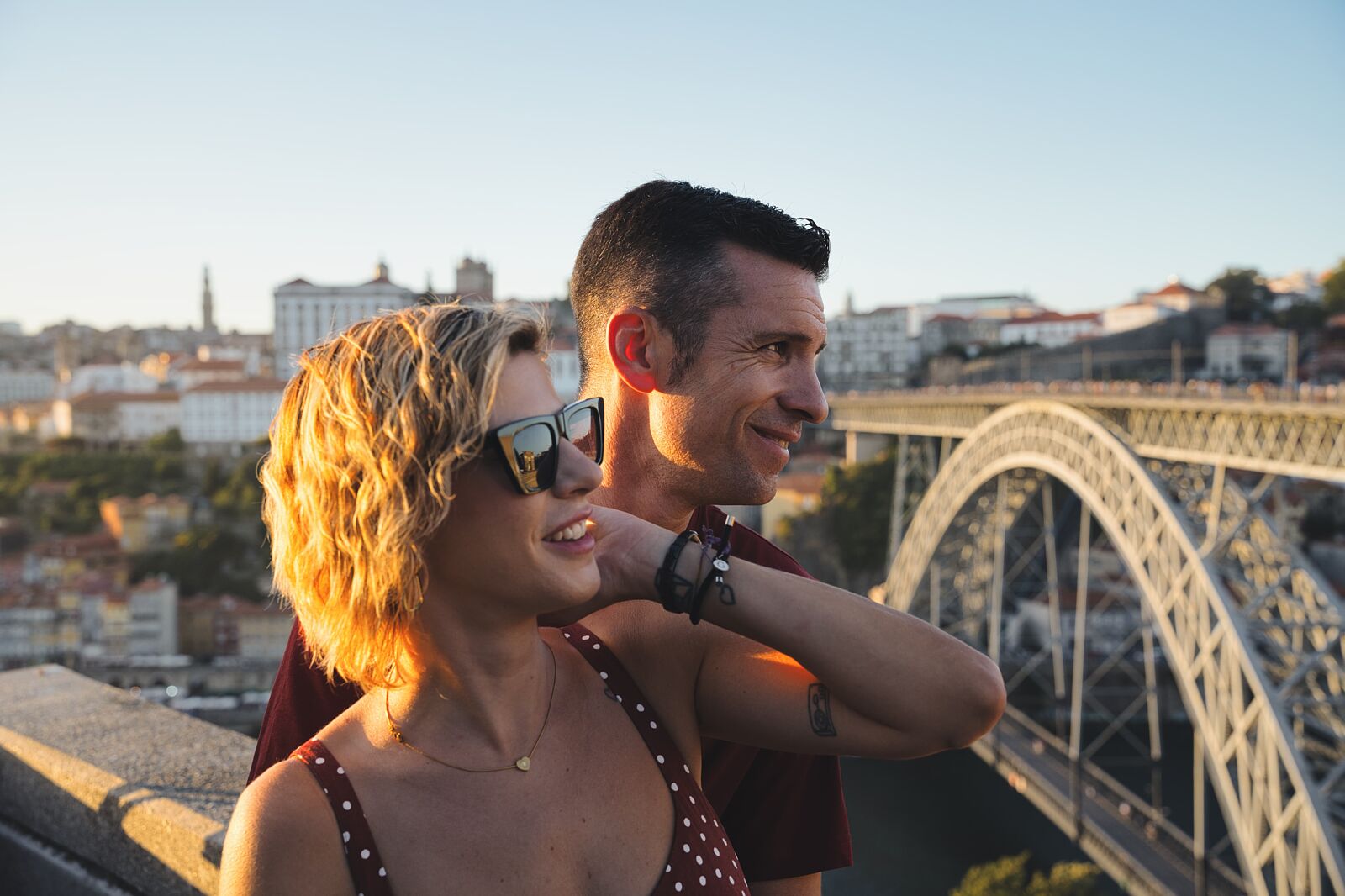 Fotografía de pareja en la Ribeira durante su preboda en Oporto