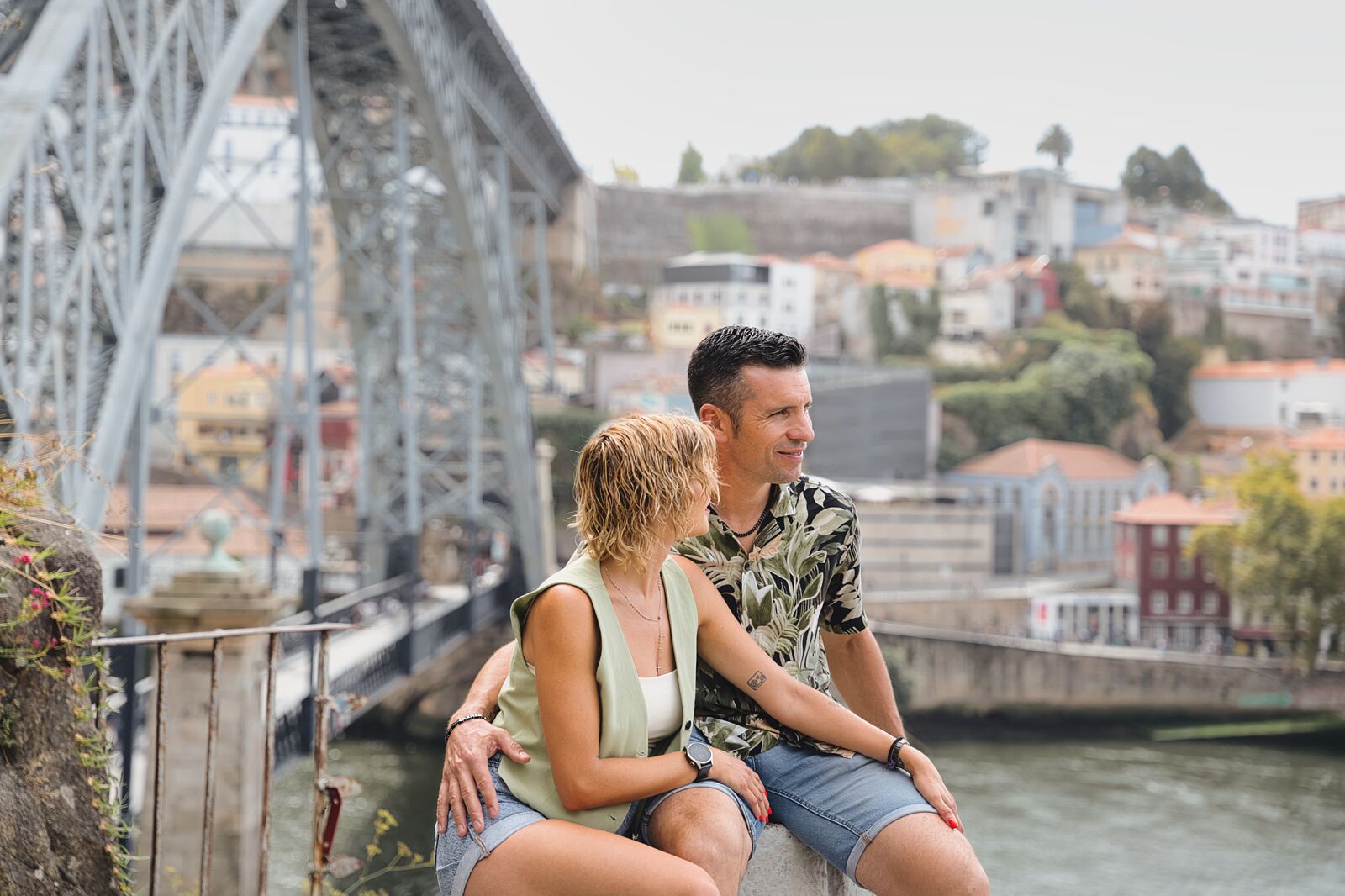 Pareja en el Puente de Don Luis I con vistas al río Duero durante su preboda en Oporto.