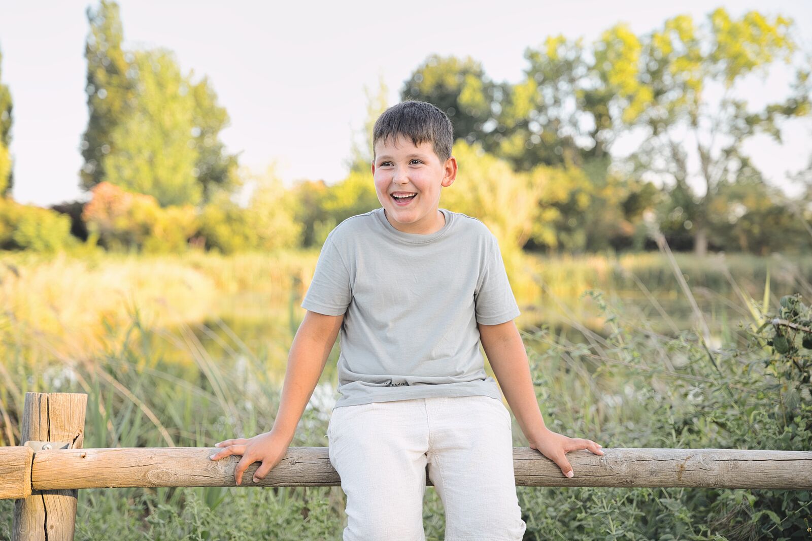 Niño apoyado en una valla de madera en L’Estany de l’Ullal