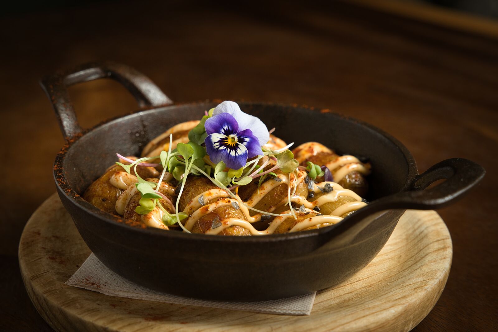 Bravas con pimentón ahumado en sartén, Restaurante Eleven Moraira. Fotografía gastronómica Juan Reig.