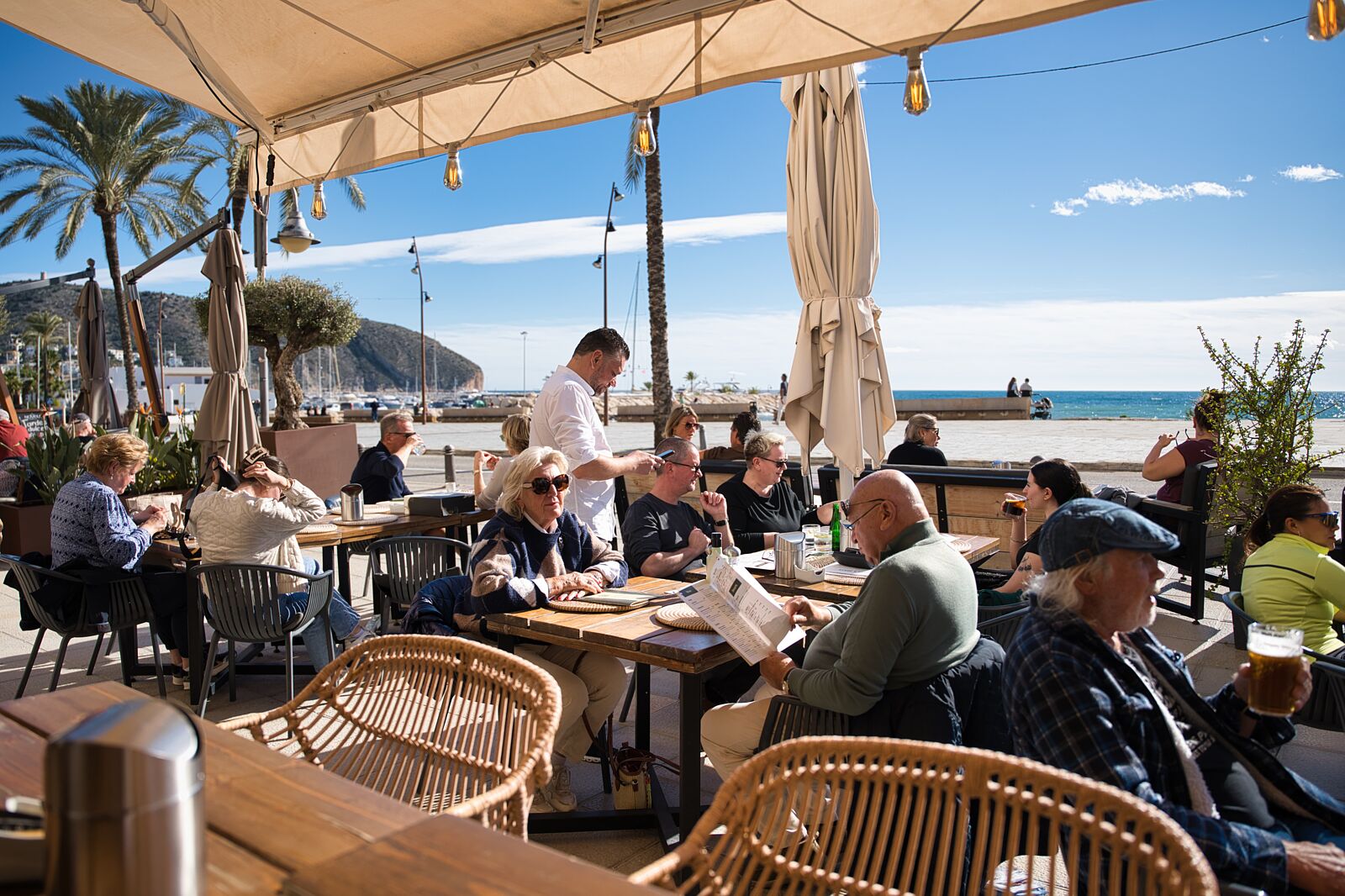 Terraza exterior del Restaurante Eleven en Moraira con vistas al Mediterráneo. Fotografía Juan Reig.