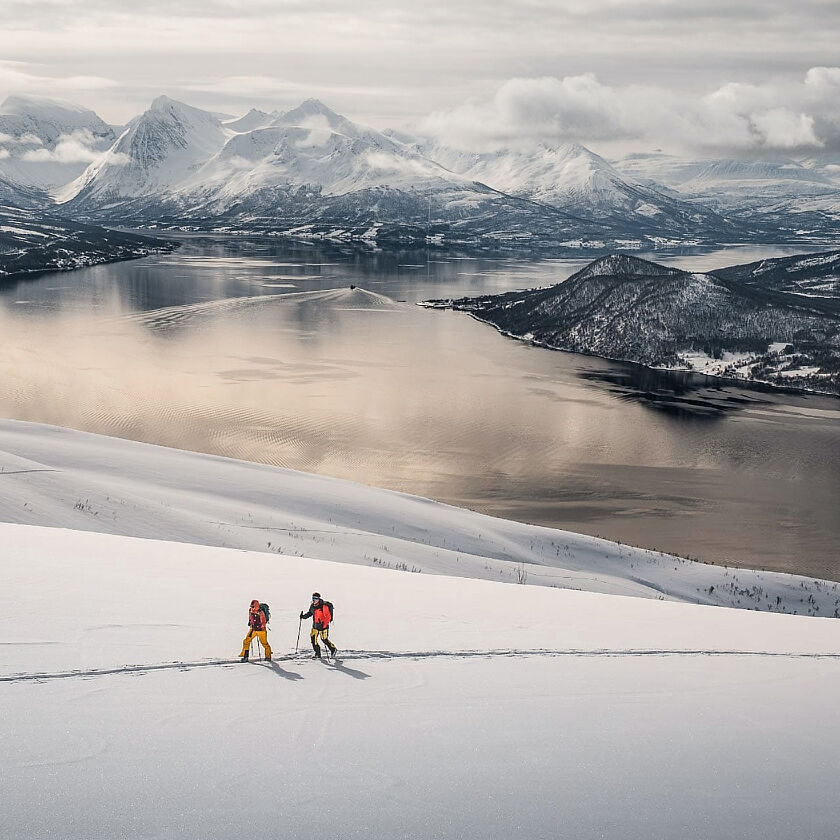Esquiadores de travesía ante un fiordo en Lyngen