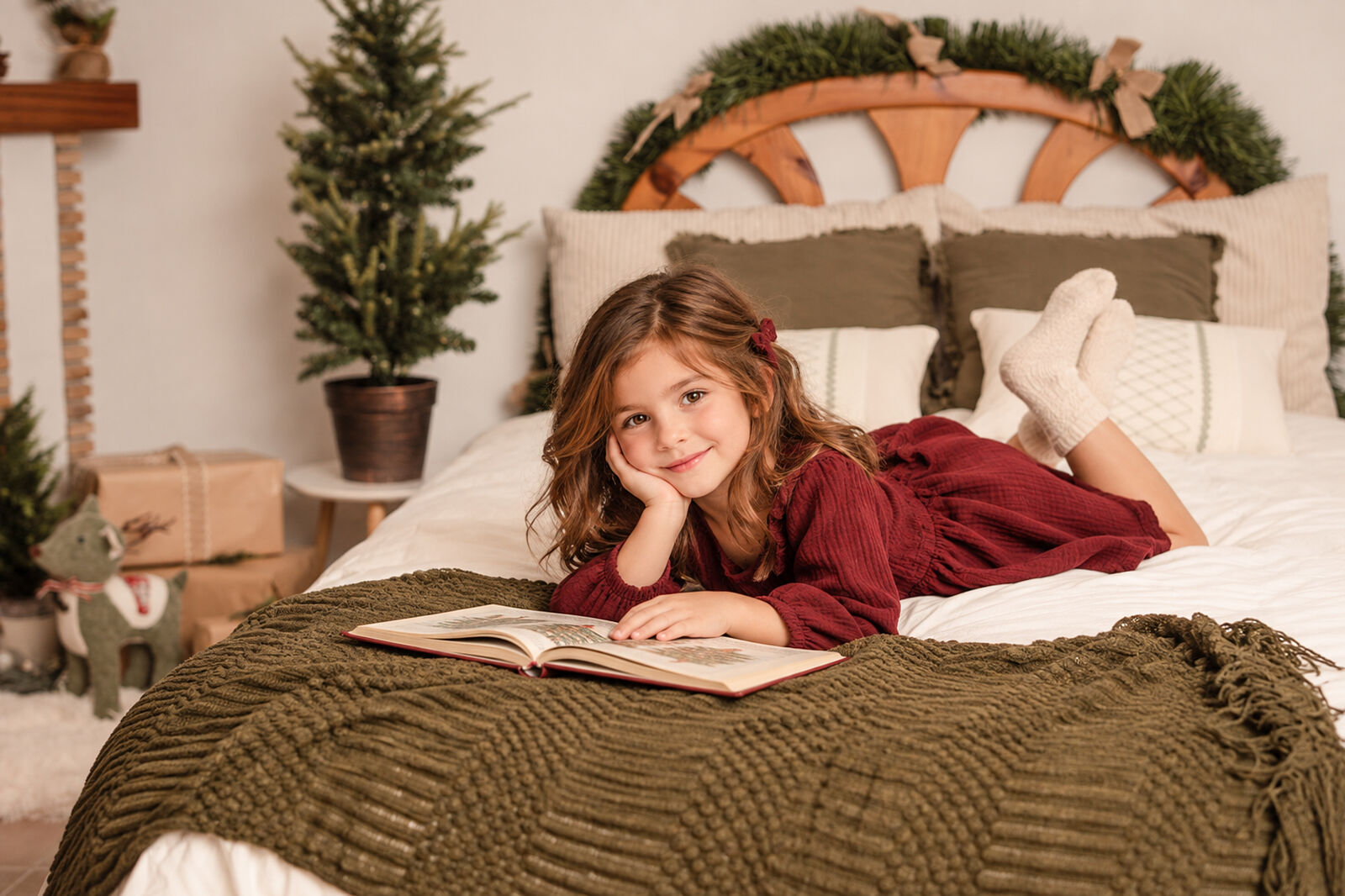 Esther Aguilera Fotografía - lectura-navidena-en-una-cama-acogedora-ts20261006124401669287.jpg