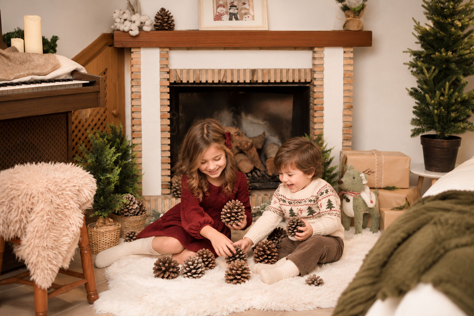 Esther Aguilera Fotografía - ninos-jugando-con-pinas-junto-a-la-chimenea-ts20261006124735276244.jpg