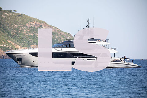 Beckhams in Tuscany on yacht 11/08/25