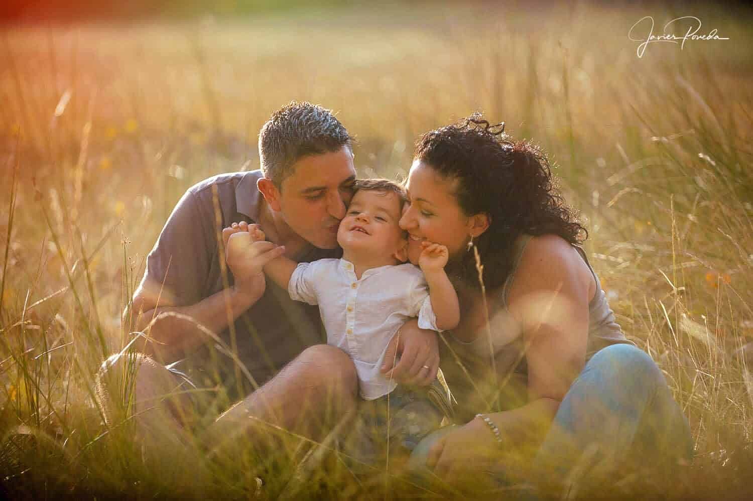 Javier Poveda: Fotografía y Vídeo. Bodas y Familias - fotograf-a-de-familia-en-el-campo-1-ts20251029123517483855.jpg