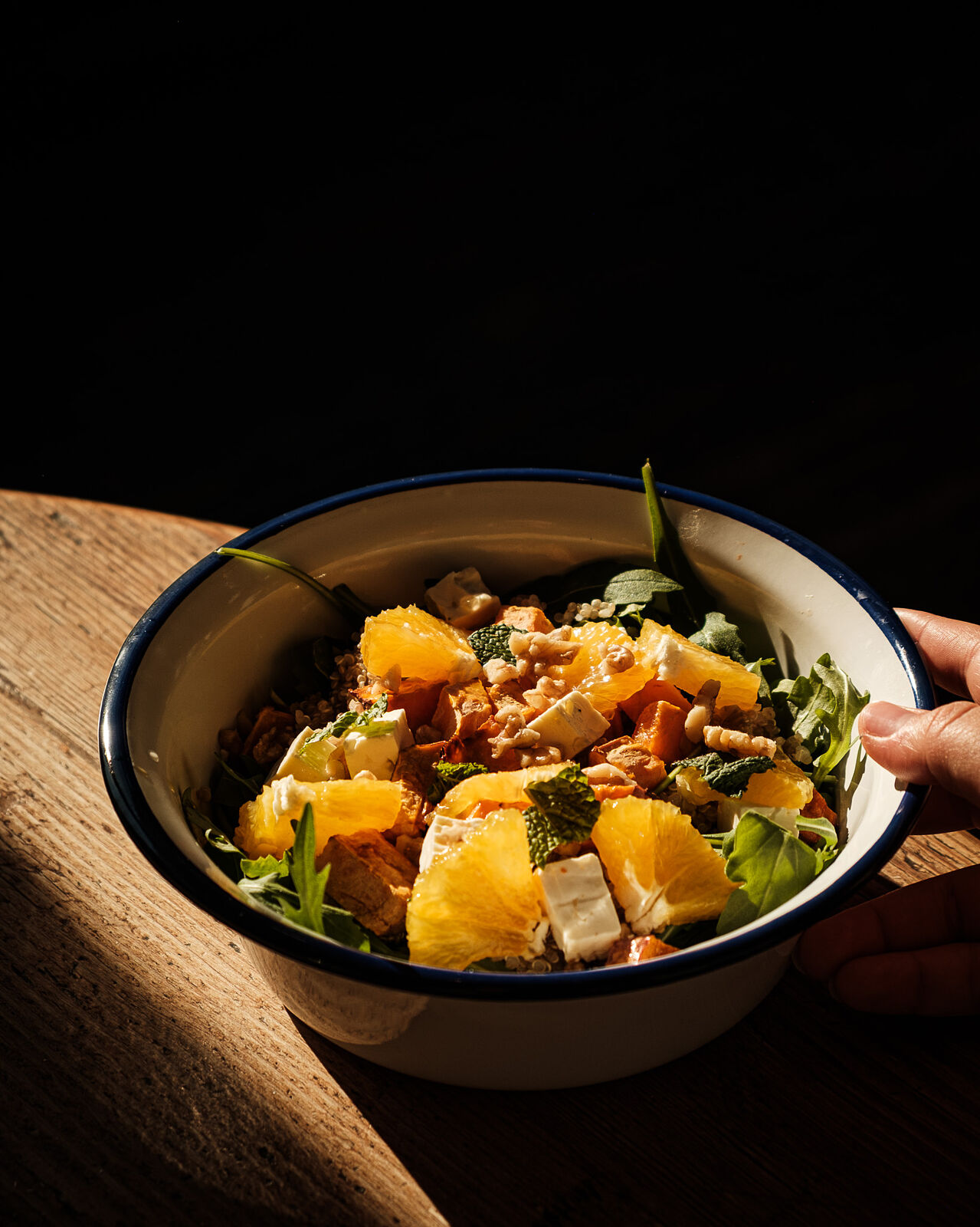 Fotografía gastronómica centrada en la luz, el producto y la atmósfera - fotografia-gastronomica-barcelona-ensalada-y-sombras-ts20260305214613629668.jpg