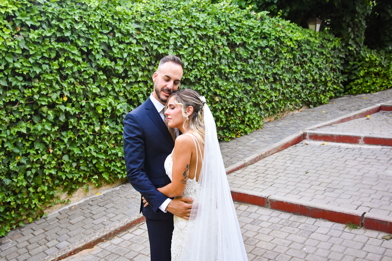 "Pareja de novios abrazados en un reportaje de boda natural y emocional en Madrid."