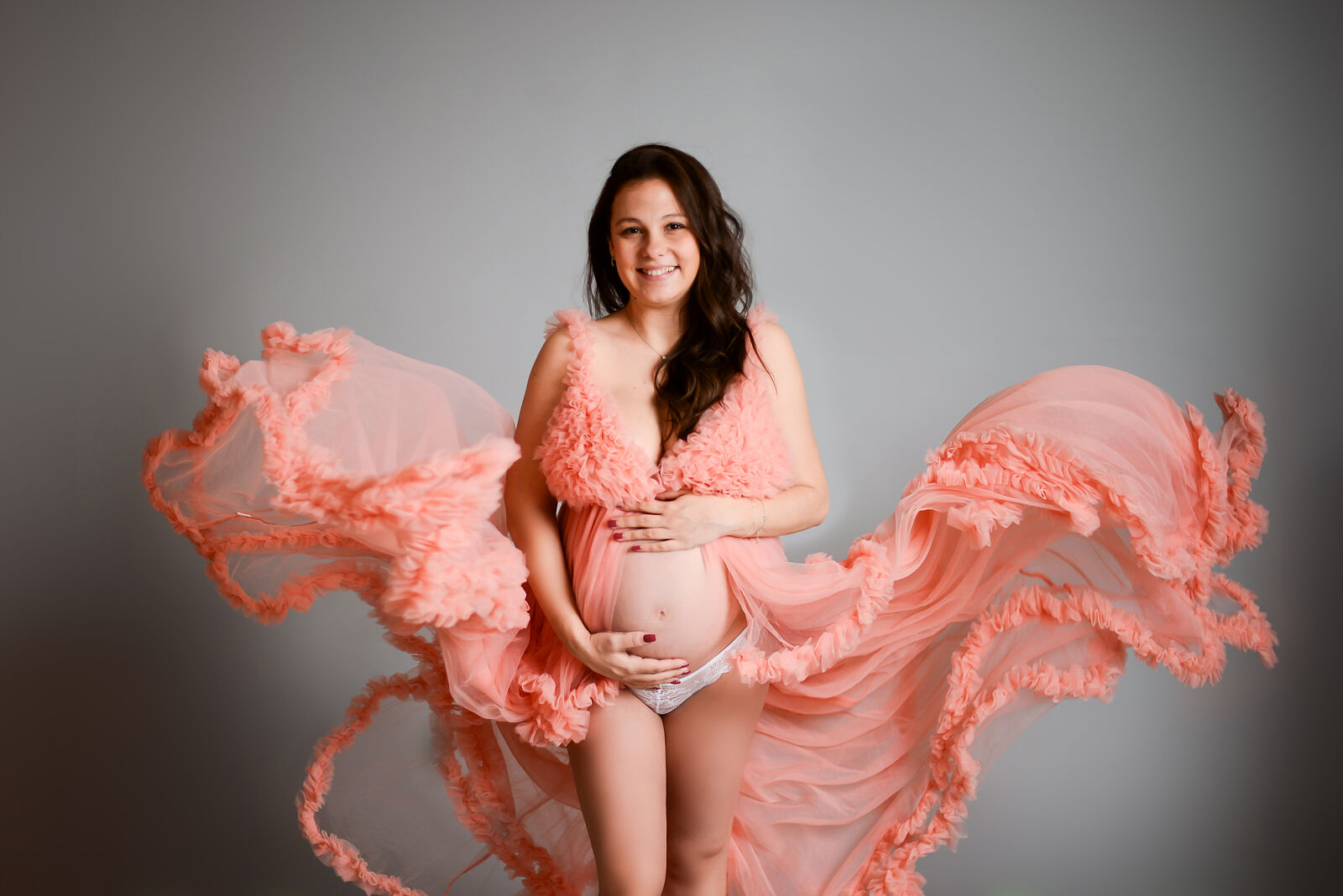 Mujer embarazada posando en sesión de fotos de maternidad en estudio de Madrid