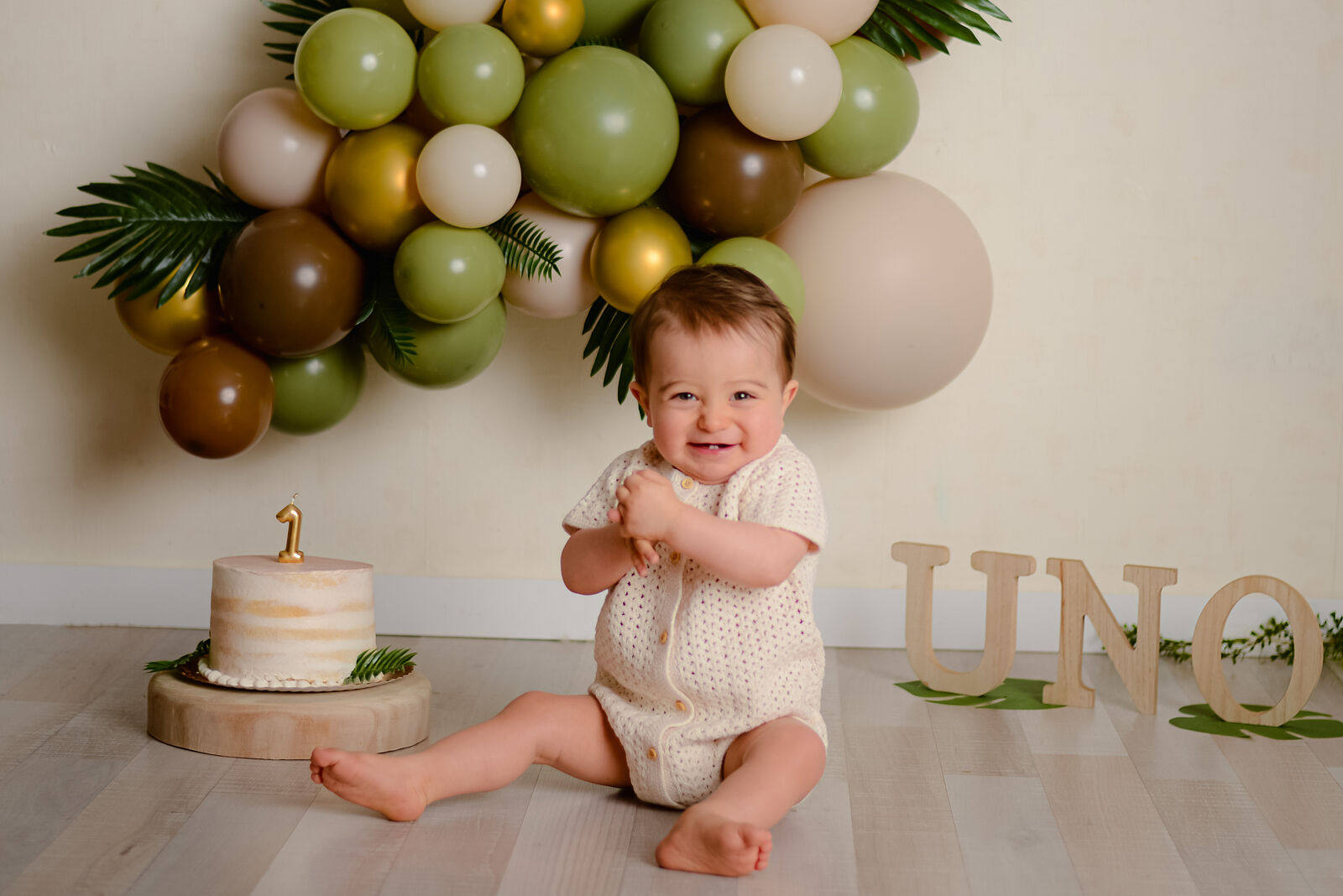 "Bebé celebrando su primer año con tarta en sesión smash cake creativa en Madrid."
