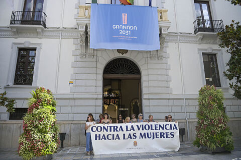 Minuto de silencio en repulsa de los asesinatos ocurridos en Asturias y en Murcia el 5 de agosto de 2026