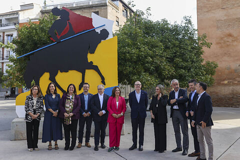 instalación de una escultura de Carlos V