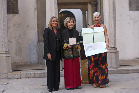 entrega a la artista Soledad Sevilla de la Medalla de Honor de la Fundación