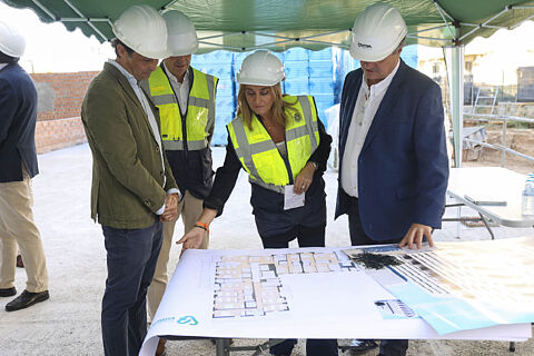 Marifrán Carazo visita la nueva promoción de viviendas VIMPYCA (Zona Apaches). Asiste el gerente de la fundación, Luis Sánchez. Convocatoria facilitada por el usuario