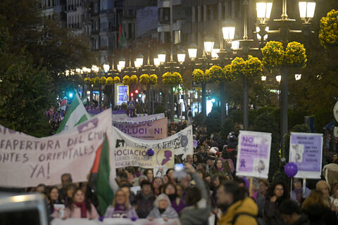 Salida de la manifestación unitaria con motivo del Día Internacional para la Eliminación de la Violencia contra la Mujer