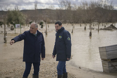 Juanma Moreno visita las zonas inundadas de Huetor Tajar