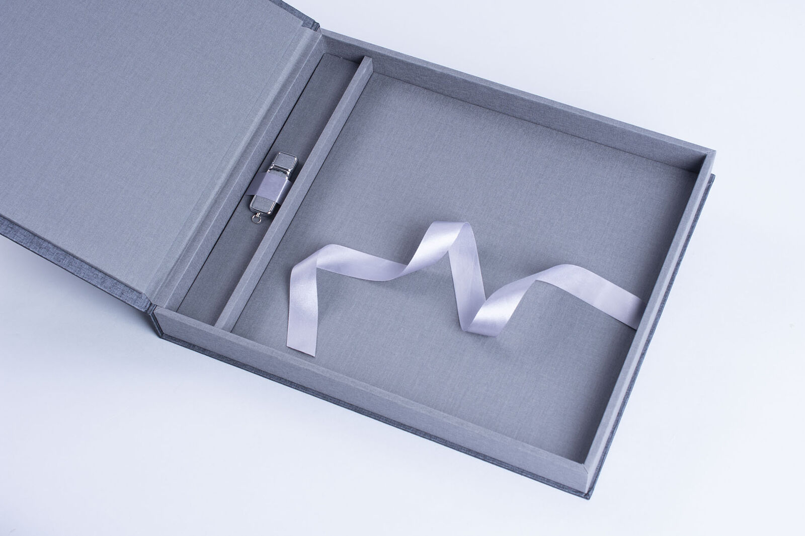 Fotógrafo en Cádiz | Fran B. Studio -Bodas, Retratos y Eventos - box-for-photo-album-photo-product-with-usb-complete-box-lift-ribbon-grey-presentation-box-ts20250907163118975166.jpg