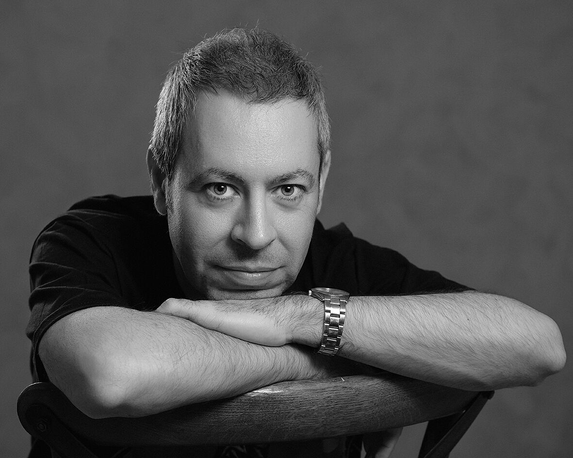 RETRATO MARCA PERSONAL/GALERA FOTOGRAFÍA BY MÒNICA/ BARCELONA Retrato de escritor utilizada para su biografía en la solapa del libro. Daniel Alpáñez autor del libro "El despeñadero de los desposados", sesión realizada en el estudio de Galera fotografía by Monica en Barcelona