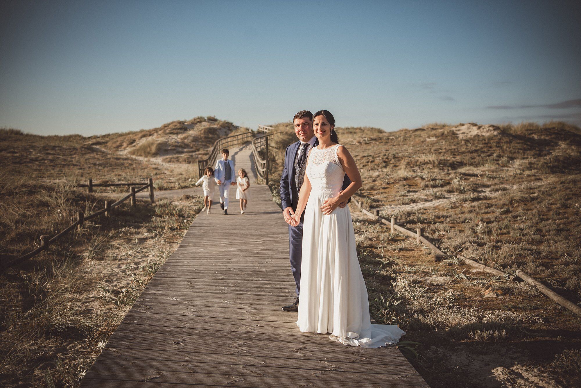 Pareja el día de su boda junto a las dunas
