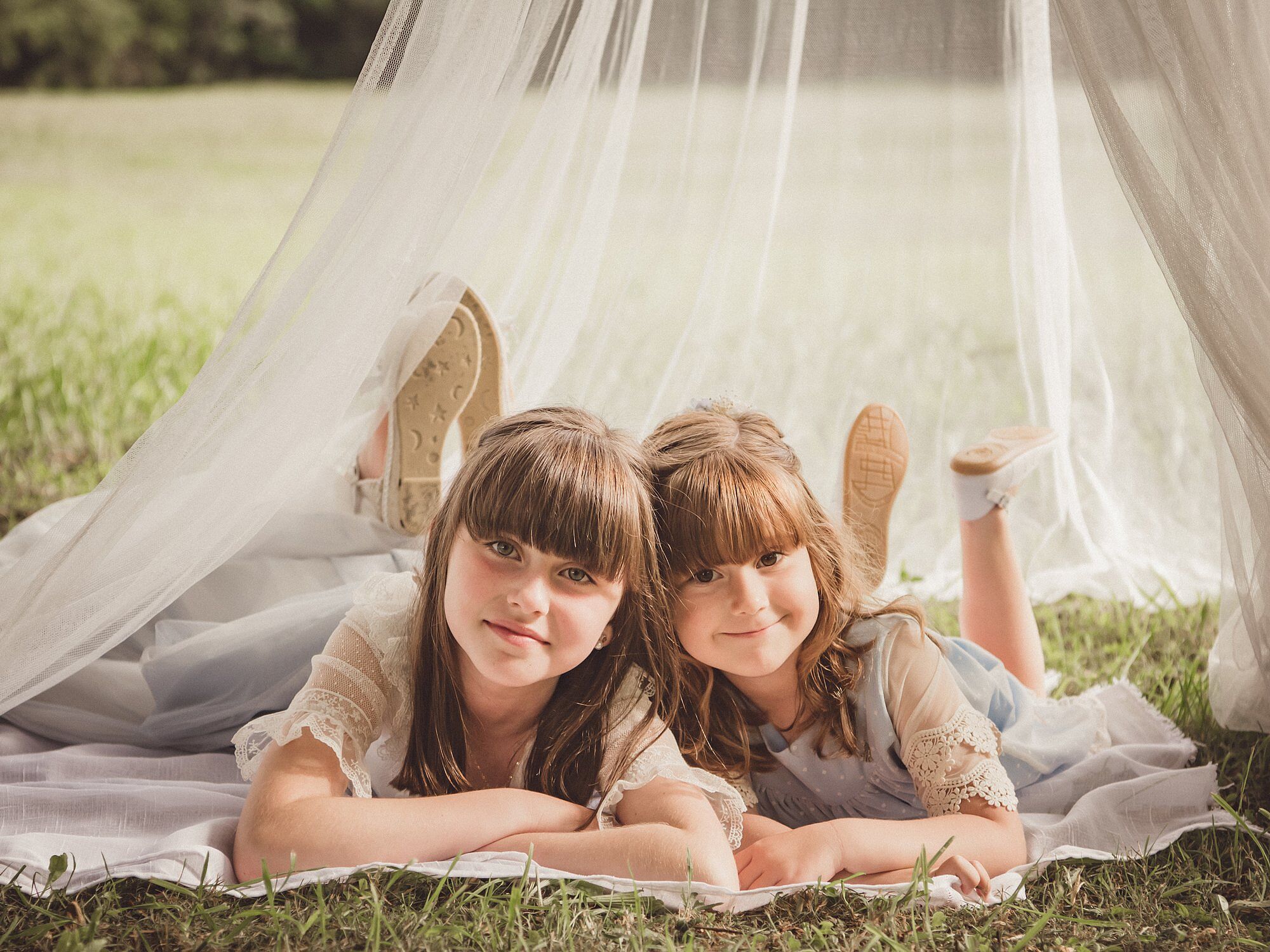 Dos hermanas durante una sesión de fotografía infantil