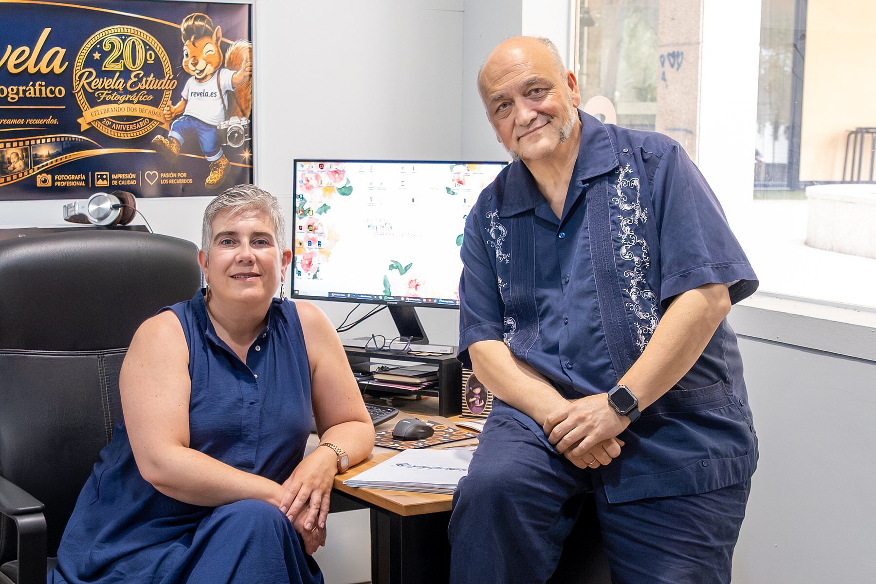 Amparo y Óscar en el estudio de fotografía REVELA en Arteixo