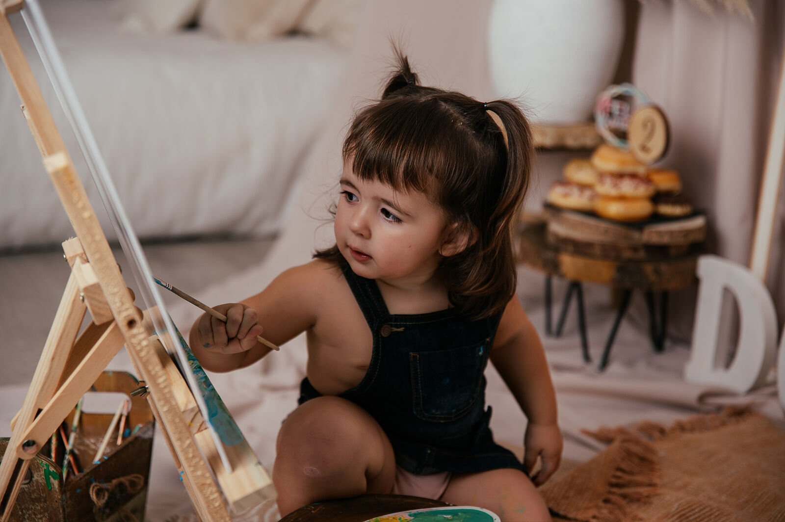 Fotografía de bebé en Llinars del Vallés Bebé disfrutando de su sesión de cumpleaños con decoración festiva.
