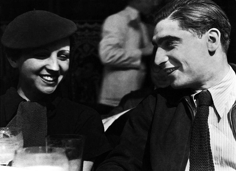 GlowMorStudio - gerda-taro-junto-a-su-pareja-endre-friedmann-con-el-que-inventaria-el-personaje-de-robert-capa_ada73dff_800x580-ts20260320205903633305.jpg
