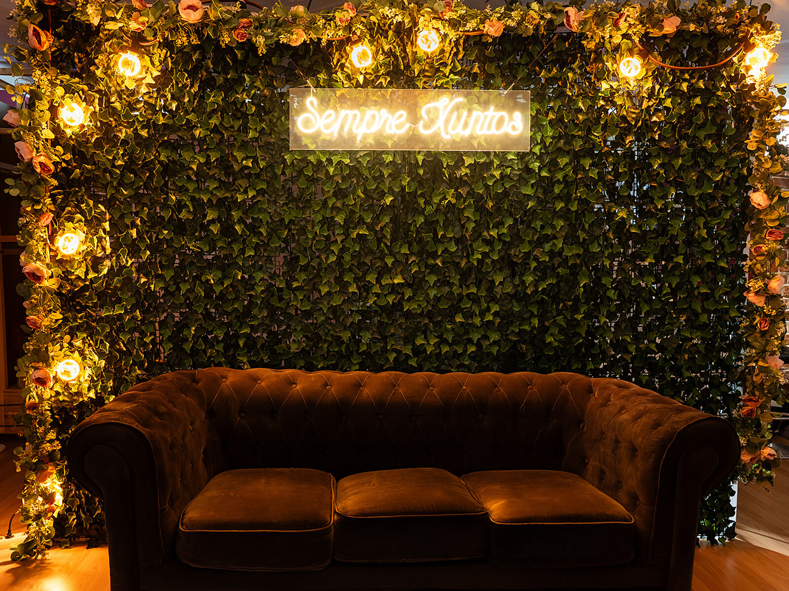 BigPlat Fotomatones - fondo-4-jardin-sofa-luces-rotulo-flores-ts20260927184556124862.jpg