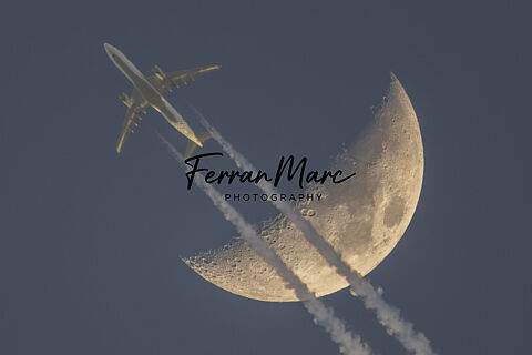 Aviones cruzando la luna