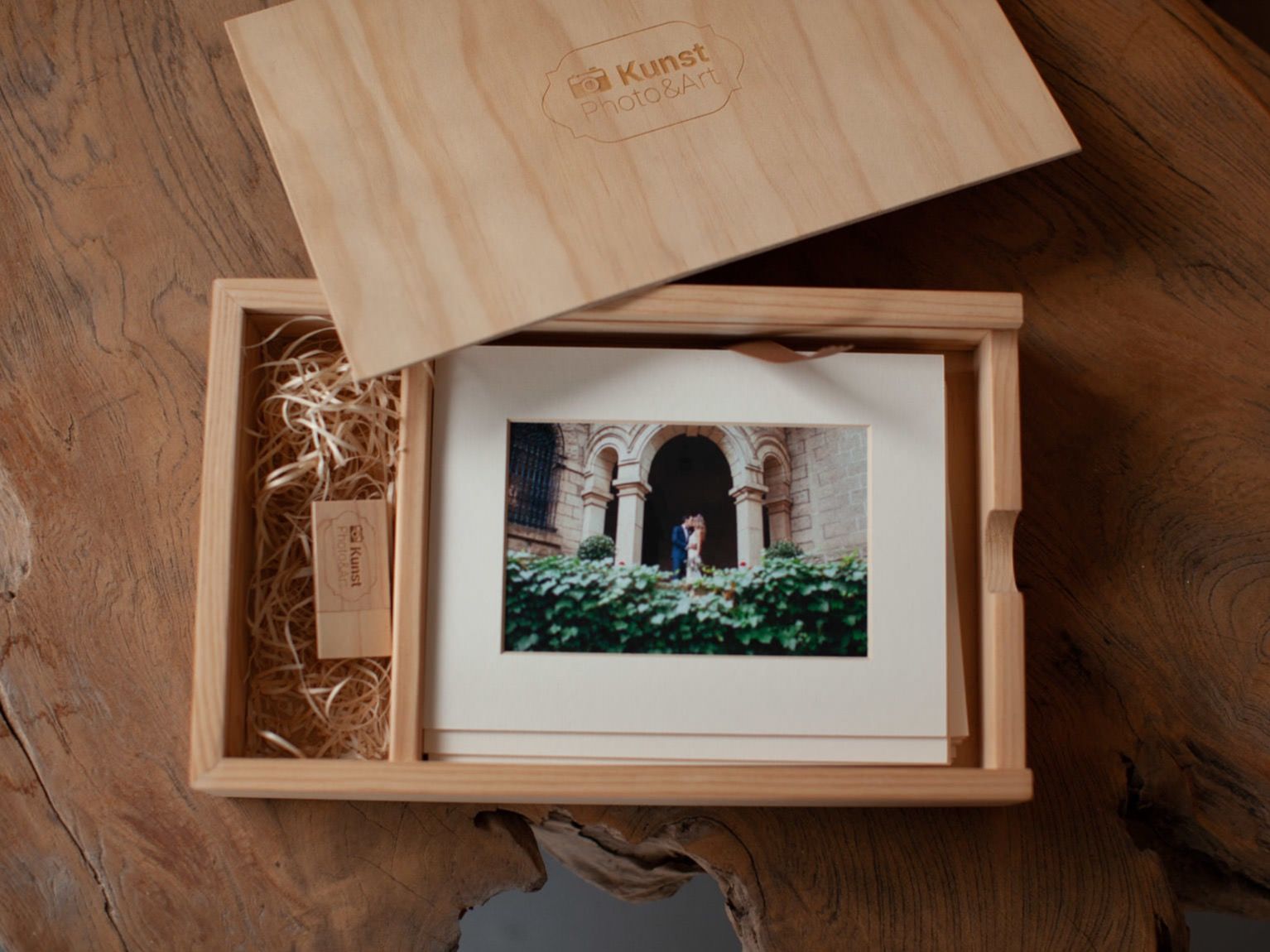 Caja de madera con fotos y USB Fotografo Bilbao, Getxo, Zamudio, Erandio, Sopelana y Berango.