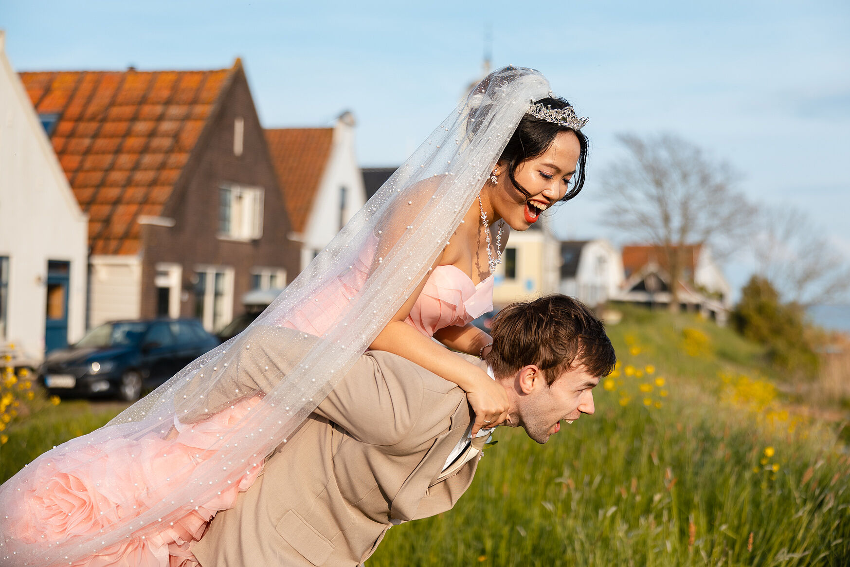 Fun and spontaneous wedding photos, capturing moments. 