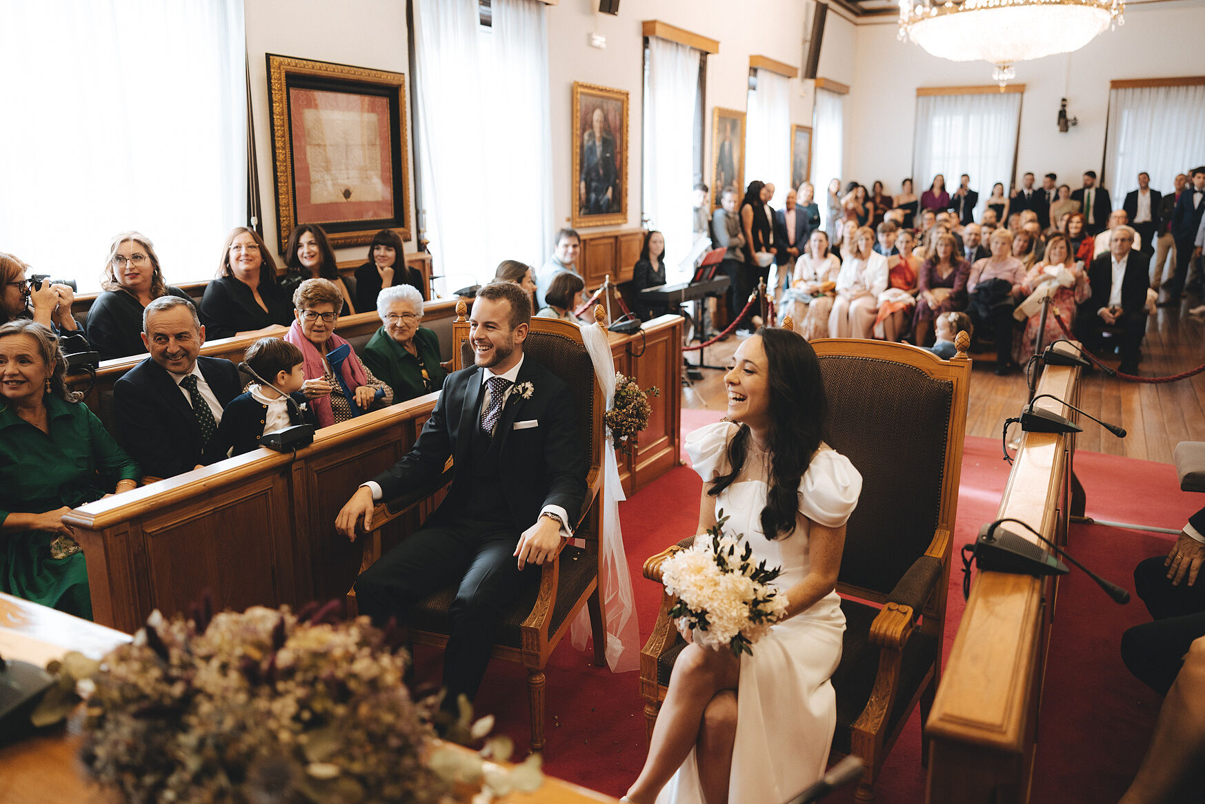 Wedding photographer. Ceremony at Portugalete Town Hall, Basque Country.