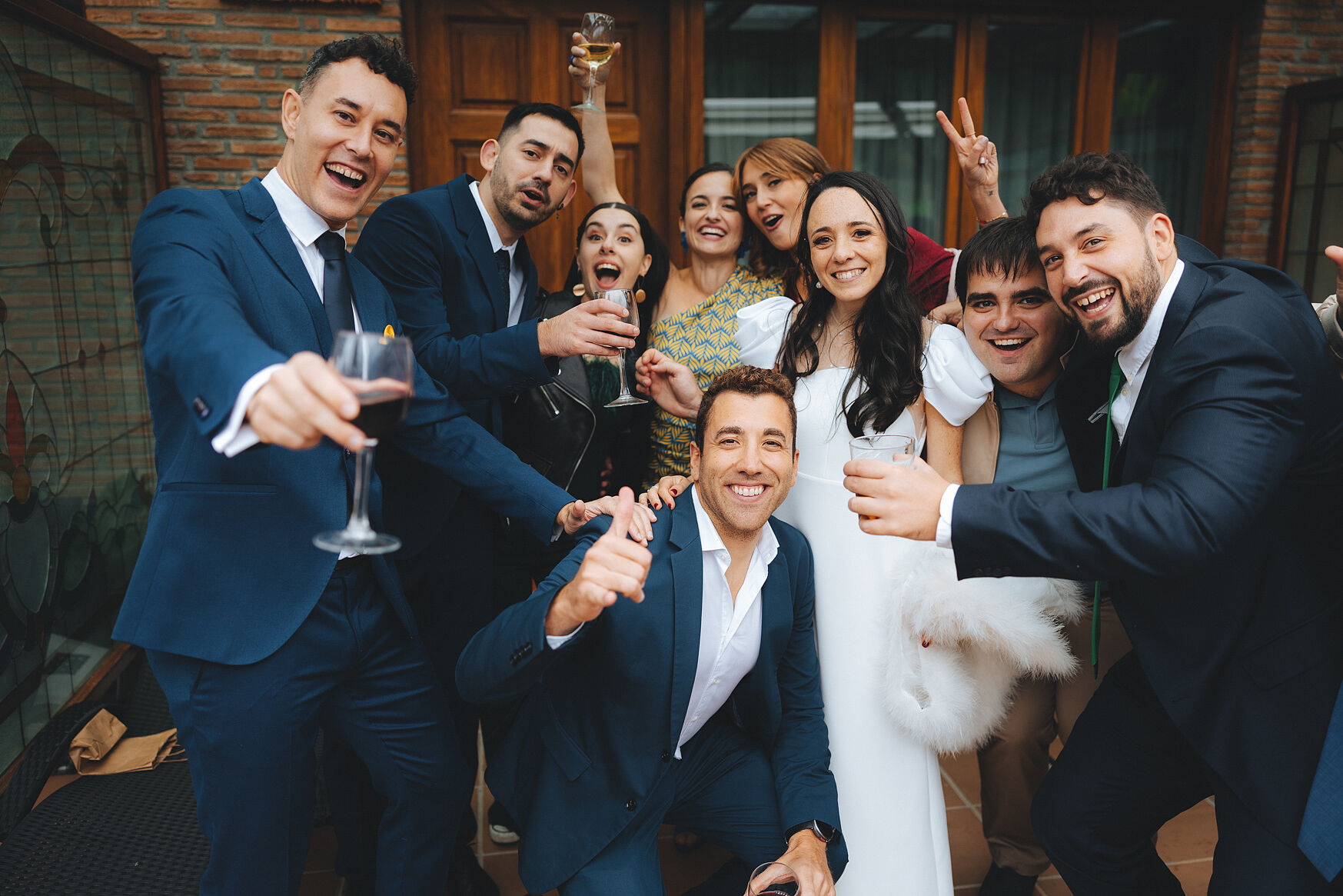 Wedding Photographer. Group with bride. Hotel & Spa Etxegana Zeanuri. Kunst Photo & Art