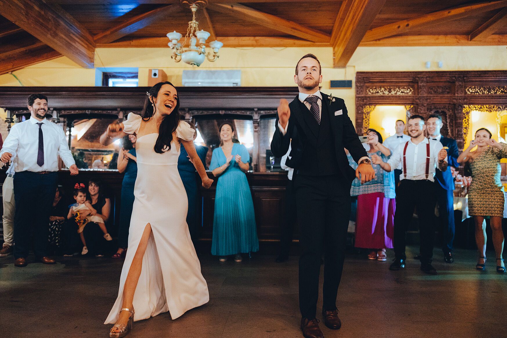 Photo of newlyweds dancing. Etxegana Hotel & Spa, Zeanuri.